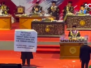 Heboh Wisudawan UM Bentangkan Spanduk Tuntut Pembunuh Ayahnya Ditangkap