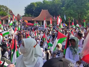 Ribuan Warga Gelar Aksi Damai Bela Palestina di Alun-alun Sidoarjo