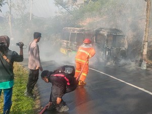 Petaka Elf Angkut 19 Wisatawan Terbakar di Jalur Sarangan Magetan