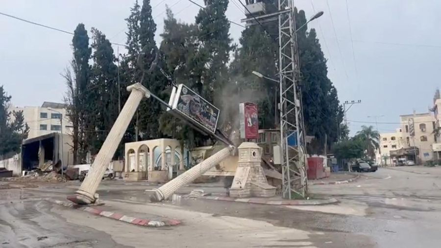 Israel menghacurkan sebuah monumen pendiri Organisasi Pembebasan Palestina, Yasser Arafat di Tulkarem, Tepi Barat dengan subah buldoser. (REUTERS)