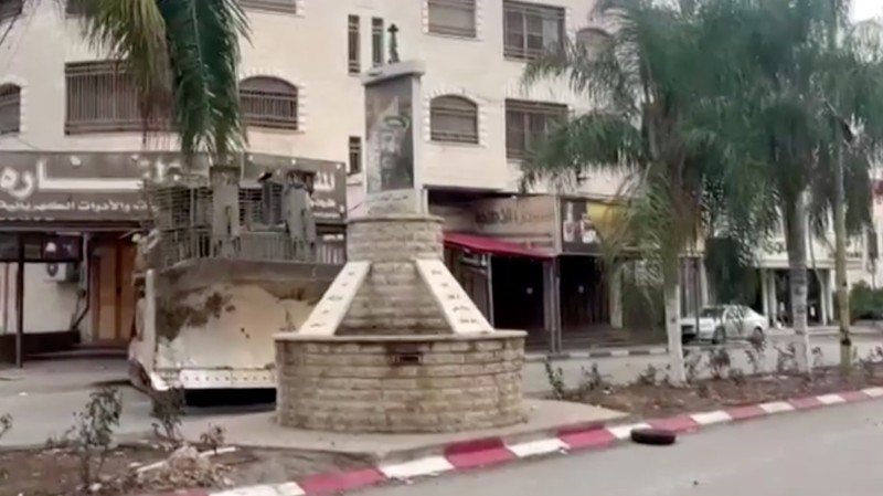 Israel menghacurkan sebuah monumen pendiri Organisasi Pembebasan Palestina, Yasser Arafat di Tulkarem, Tepi Barat dengan subah buldoser. (REUTERS)