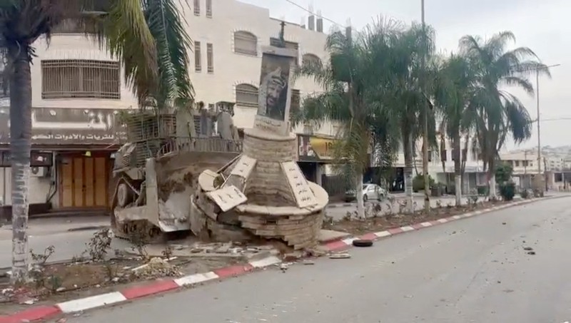 Israel menghacurkan sebuah monumen pendiri Organisasi Pembebasan Palestina, Yasser Arafat di Tulkarem, Tepi Barat dengan subah buldoser. (REUTERS) Israel menghacurkan sebuah monumen pendiri Organisasi Pembebasan Palestina, Yasser Arafat di Tulkarem, Tepi Barat dengan subah buldoser. (REUTERS)