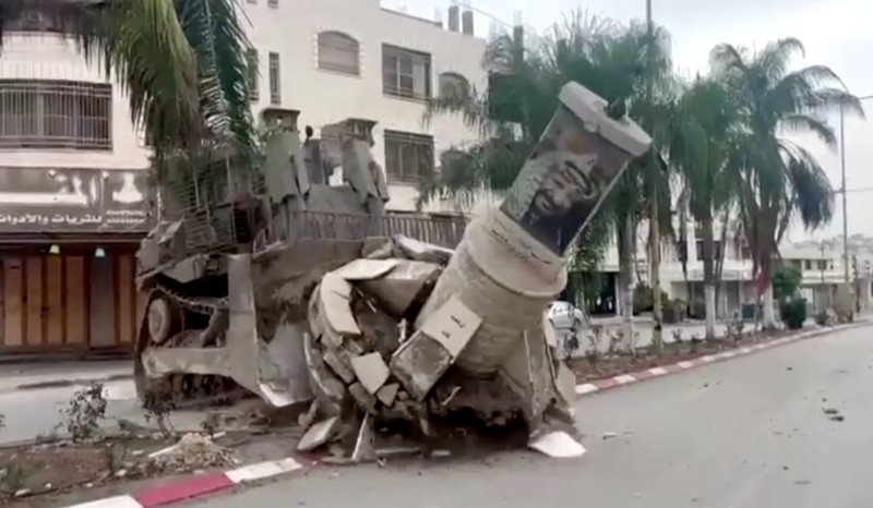 Israel menghacurkan sebuah monumen pendiri Organisasi Pembebasan Palestina, Yasser Arafat di Tulkarem, Tepi Barat dengan subah buldoser. (REUTERS) Israel menghacurkan sebuah monumen pendiri Organisasi Pembebasan Palestina, Yasser Arafat di Tulkarem, Tepi Barat dengan subah buldoser. (REUTERS)