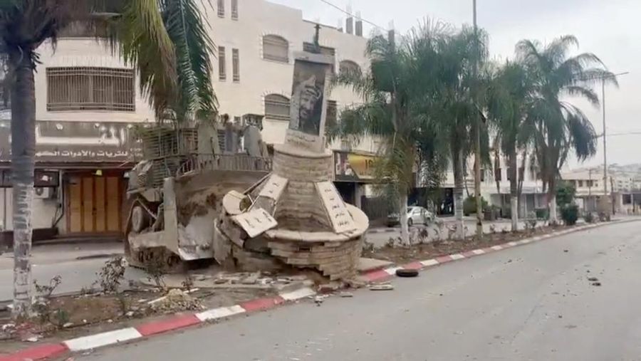 Israel menghacurkan sebuah monumen pendiri Organisasi Pembebasan Palestina, Yasser Arafat di Tulkarem, Tepi Barat dengan subah buldoser. (REUTERS)