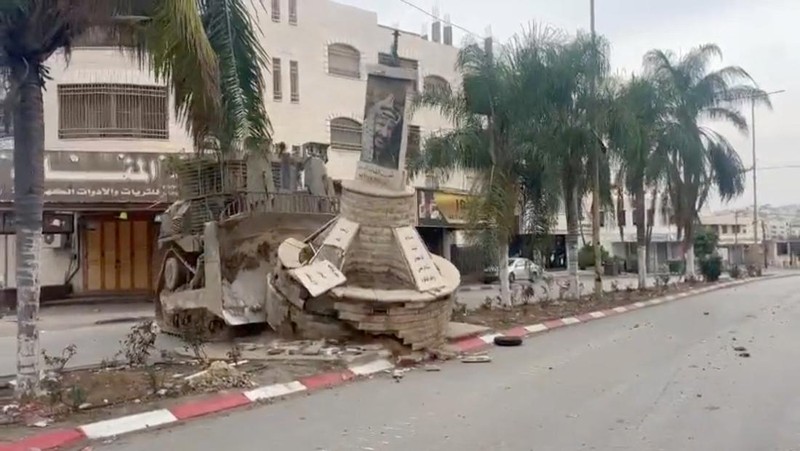 Israel menghacurkan sebuah monumen pendiri Organisasi Pembebasan Palestina, Yasser Arafat di Tulkarem, Tepi Barat dengan subah buldoser. (REUTERS)