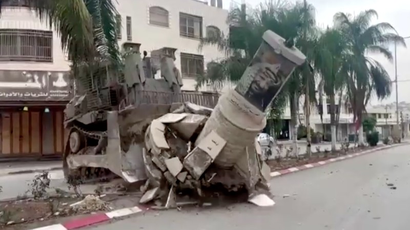 Israel menghacurkan sebuah monumen pendiri Organisasi Pembebasan Palestina, Yasser Arafat di Tulkarem, Tepi Barat dengan subah buldoser. (REUTERS)