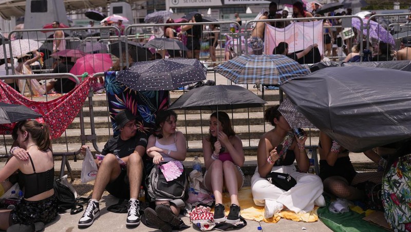 Konser penyanyi asal Amerika Serikat, Taylor Siwft di Rio De Janeiro ditunda akibat gelombang panas (REUTERS/Pilar Olivares)