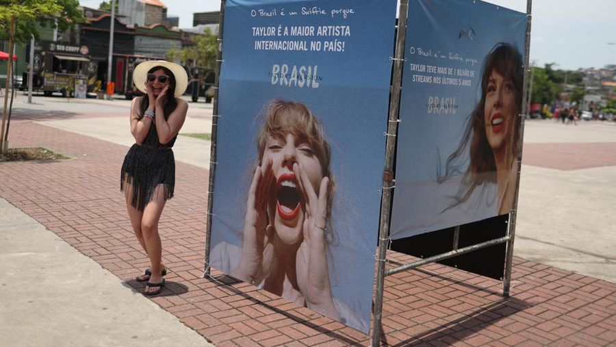 Konser penyanyi asal Amerika Serikat, Taylor Siwft di Rio De Janeiro ditunda akibat gelombang panas (REUTERS/Pilar Olivares)