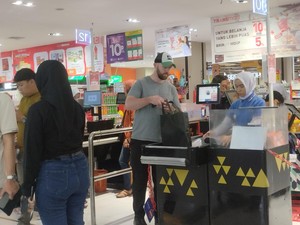 Makin Siang, Transmart Full Day Sale di Kokas Diserbu Pengunjung