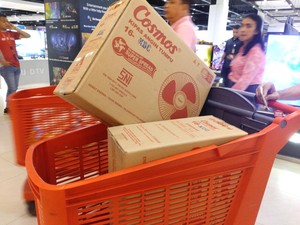 Makin Malam Makin Asyik! Pria Ini Borong Kipas Angin di Transmart Full Day Sale