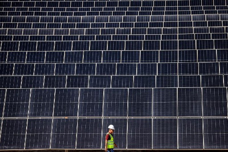 Pembangkita listri tenaga surya terbesar di dunia di banguun di Uni Emirat Arab (UEA) (Karim SAHIB / AFP) Pembangkita listri tenaga surya terbesar di dunia di banguun di Uni Emirat Arab (UEA) (Karim SAHIB / AFP)