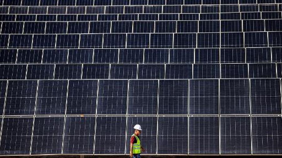 Pembangkita listri tenaga surya terbesar di dunia di banguun di Uni Emirat Arab (UEA) (Karim SAHIB / AFP)