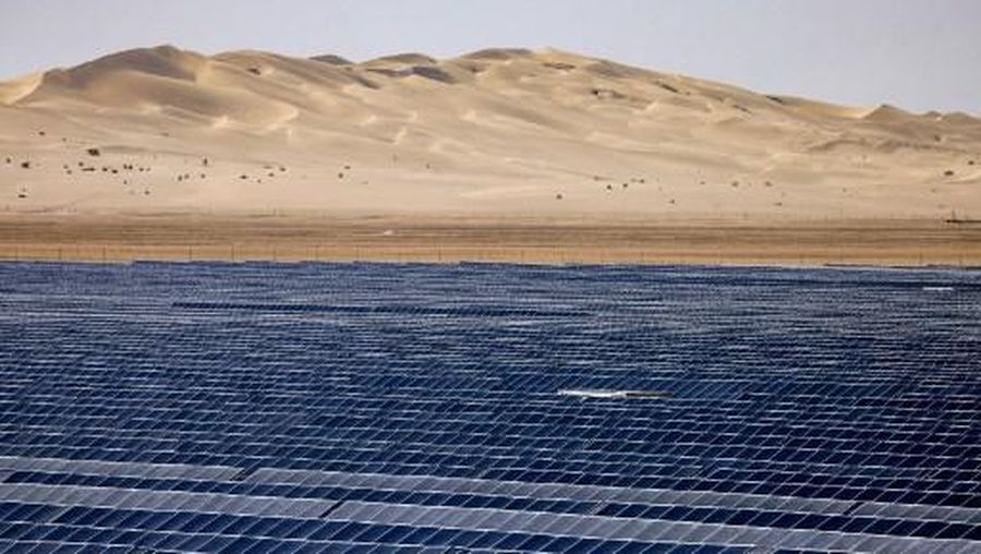 Pembangkita listri tenaga surya terbesar di dunia di banguun di Uni Emirat Arab (UEA) (Karim SAHIB / AFP)