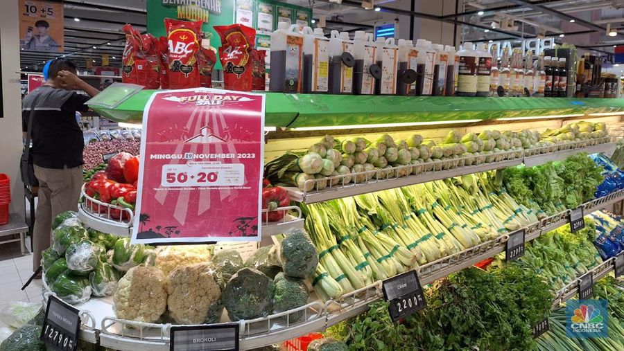 Pengunjung berbelanja kebutuhan sehari-hari dalam gelaran Transmart Full Day Sale di Transmart Kota Kasablanka, Minggu (19/11/2023). (CNCBC Indonesia/Khoirul Anam)