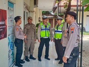 Antisipasi Kejahatan di Surabaya, Polisi Amankan 8 Pemotor Saat Patroli