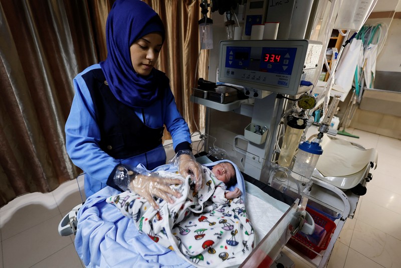 Samah Qeshta (29), seorang ibu yang pada Sabtu (11/11) lalu melahirkan sepasang bayi kembar di Rumah Sakit Nasser, Khan Younis, Jalur Gaza. (REUTERS/Mohammed Salem) Samah Qeshta (29), seorang ibu yang pada Sabtu (11/11) lalu melahirkan sepasang bayi kembar di Rumah Sakit Nasser, Khan Younis, Jalur Gaza. (REUTERS/Mohammed Salem)