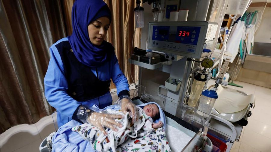 Samah Qeshta (29), seorang ibu yang pada Sabtu (11/11) lalu melahirkan sepasang bayi kembar di Rumah Sakit Nasser, Khan Younis, Jalur Gaza. (REUTERS/Mohammed Salem)