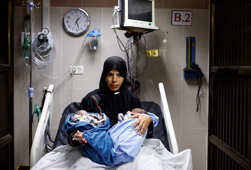 Samah Qeshta (29), seorang ibu yang pada Sabtu (11/11) lalu melahirkan sepasang bayi kembar di Rumah Sakit Nasser, Khan Younis, Jalur Gaza. (REUTERS/Mohammed Salem) Samah Qeshta (29), seorang ibu yang pada Sabtu (11/11) lalu melahirkan sepasang bayi kembar di Rumah Sakit Nasser, Khan Younis, Jalur Gaza. (REUTERS/Mohammed Salem)