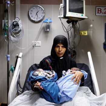 Potret Haru Bayi Kembar Lahir di Tengah Konflik Israel-Hamas