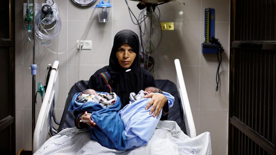 Samah Qeshta (29), seorang ibu yang pada Sabtu (11/11) lalu melahirkan sepasang bayi kembar di Rumah Sakit Nasser, Khan Younis, Jalur Gaza. (REUTERS/Mohammed Salem)