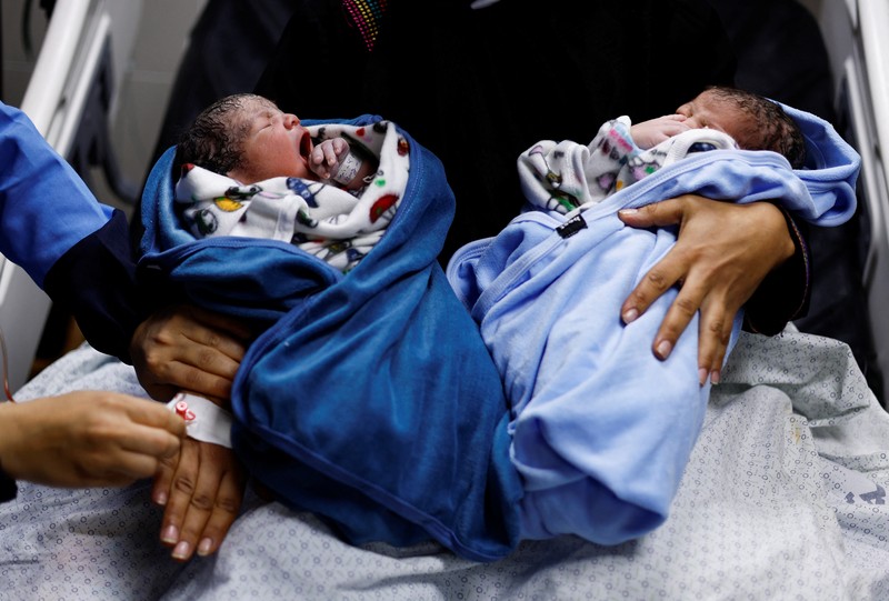 Samah Qeshta (29), seorang ibu yang pada Sabtu (11/11) lalu melahirkan sepasang bayi kembar di Rumah Sakit Nasser, Khan Younis, Jalur Gaza. (REUTERS/Mohammed Salem)