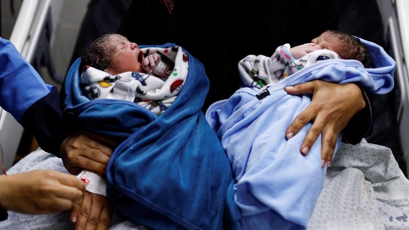 Samah Qeshta (29), seorang ibu yang pada Sabtu (11/11) lalu melahirkan sepasang bayi kembar di Rumah Sakit Nasser, Khan Younis, Jalur Gaza. (REUTERS/Mohammed Salem)
