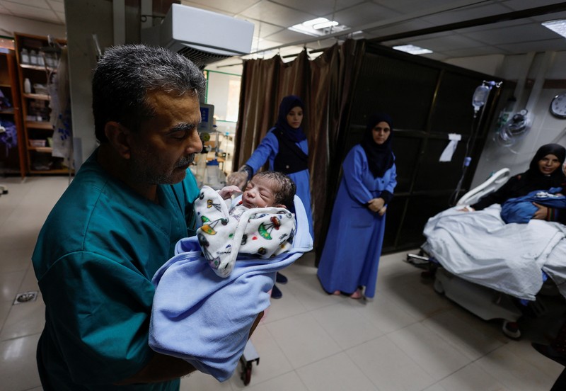 Samah Qeshta (29), seorang ibu yang pada Sabtu (11/11) lalu melahirkan sepasang bayi kembar di Rumah Sakit Nasser, Khan Younis, Jalur Gaza. (REUTERS/Mohammed Salem) Samah Qeshta (29), seorang ibu yang pada Sabtu (11/11) lalu melahirkan sepasang bayi kembar di Rumah Sakit Nasser, Khan Younis, Jalur Gaza. (REUTERS/Mohammed Salem)