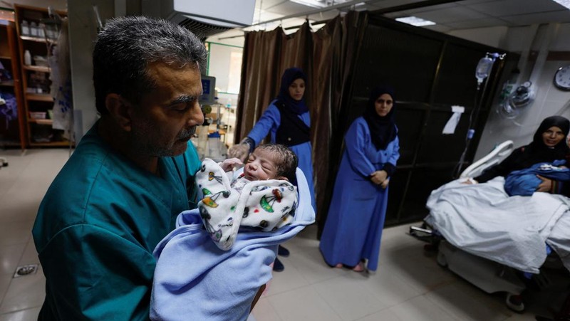Samah Qeshta (29), seorang ibu yang pada Sabtu (11/11) lalu melahirkan sepasang bayi kembar di Rumah Sakit Nasser, Khan Younis, Jalur Gaza. (REUTERS/Mohammed Salem)