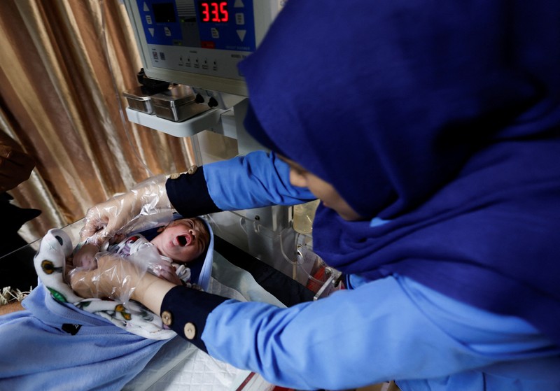 Samah Qeshta (29), seorang ibu yang pada Sabtu (11/11) lalu melahirkan sepasang bayi kembar di Rumah Sakit Nasser, Khan Younis, Jalur Gaza. (REUTERS/Mohammed Salem) Samah Qeshta (29), seorang ibu yang pada Sabtu (11/11) lalu melahirkan sepasang bayi kembar di Rumah Sakit Nasser, Khan Younis, Jalur Gaza. (REUTERS/Mohammed Salem)