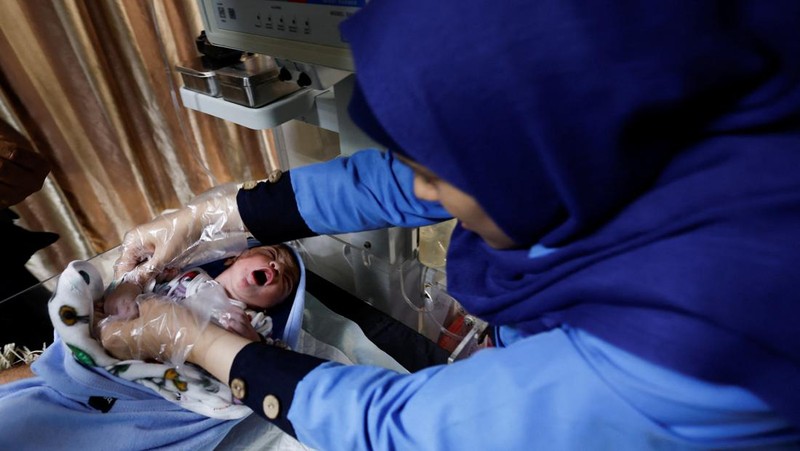 Samah Qeshta (29), seorang ibu yang pada Sabtu (11/11) lalu melahirkan sepasang bayi kembar di Rumah Sakit Nasser, Khan Younis, Jalur Gaza. (REUTERS/Mohammed Salem)
