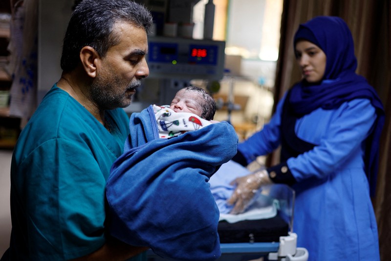 Samah Qeshta (29), seorang ibu yang pada Sabtu (11/11) lalu melahirkan sepasang bayi kembar di Rumah Sakit Nasser, Khan Younis, Jalur Gaza. (REUTERS/Mohammed Salem) Samah Qeshta (29), seorang ibu yang pada Sabtu (11/11) lalu melahirkan sepasang bayi kembar di Rumah Sakit Nasser, Khan Younis, Jalur Gaza. (REUTERS/Mohammed Salem)