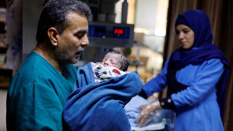 Samah Qeshta (29), seorang ibu yang pada Sabtu (11/11) lalu melahirkan sepasang bayi kembar di Rumah Sakit Nasser, Khan Younis, Jalur Gaza. (REUTERS/Mohammed Salem)