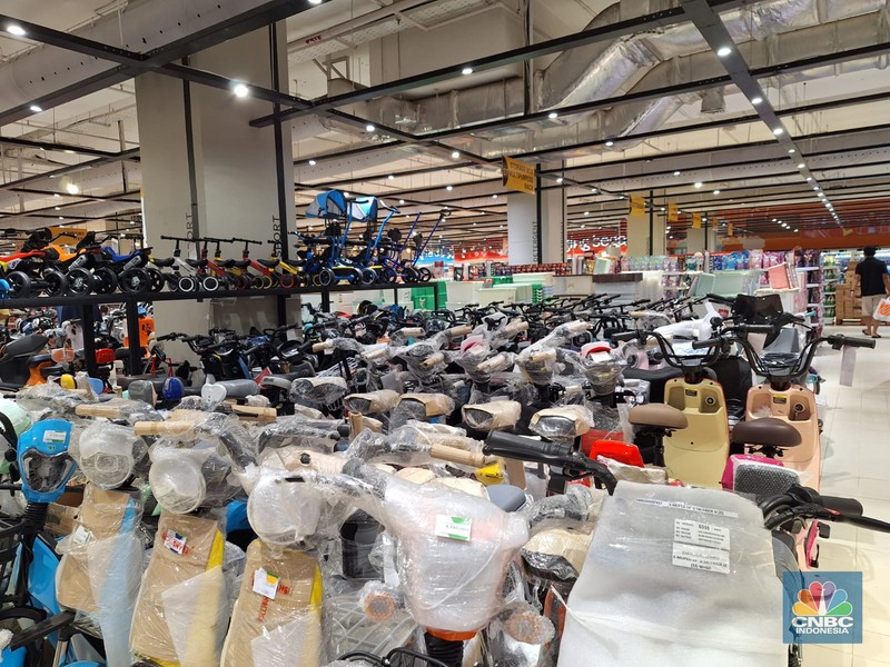 Suasana penjualan sepeda listrik saat berlangsungnya Full Day Sale di Transmart Kota Kasblank, Jakarta, Minggu (19/11/2023). (CNBC Indonesia/Khoirul Anam)