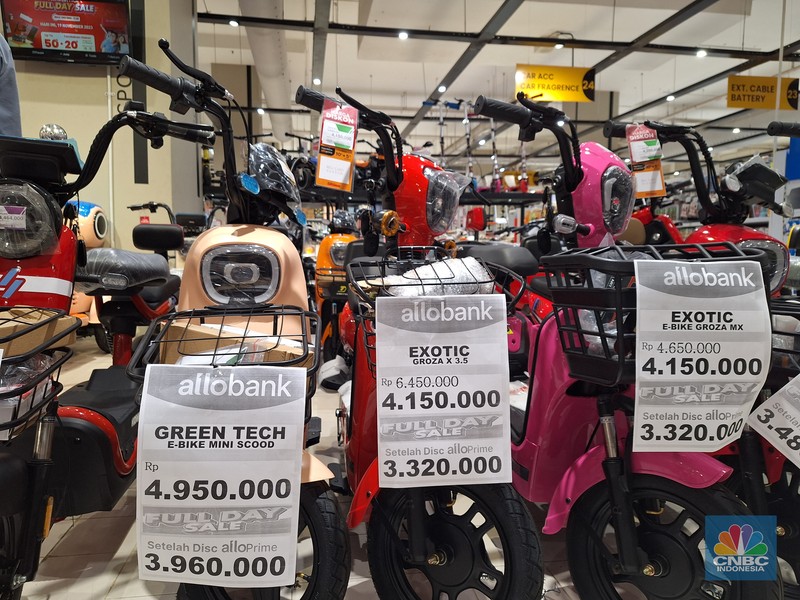 Suasana penjualan sepeda listrik saat berlangsungnya Full Day Sale di Transmart Kota Kasblank, Jakarta, Minggu (19/11/2023). (CNBC Indonesia/Khoirul Anam) Suasana penjualan sepeda listrik saat berlangsungnya Full Day Sale di Transmart Kota Kasblank, Jakarta, Minggu (19/11/2023). (CNBC Indonesia/Khoirul Anam)