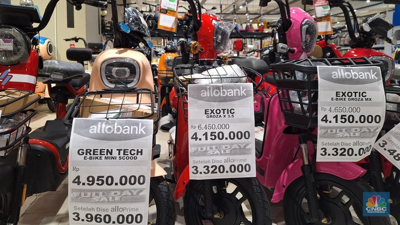 Suasana penjualan sepeda listrik saat berlangsungnya Full Day Sale di Transmart Kota Kasblank, Jakarta, Minggu (19/11/2023). (CNBC Indonesia/Khoirul Anam)