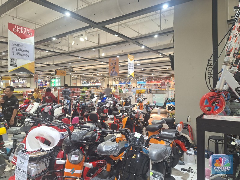 Suasana penjualan sepeda listrik saat berlangsungnya Full Day Sale di Transmart Kota Kasblank, Jakarta, Minggu (19/11/2023). (CNBC Indonesia/Khoirul Anam)
