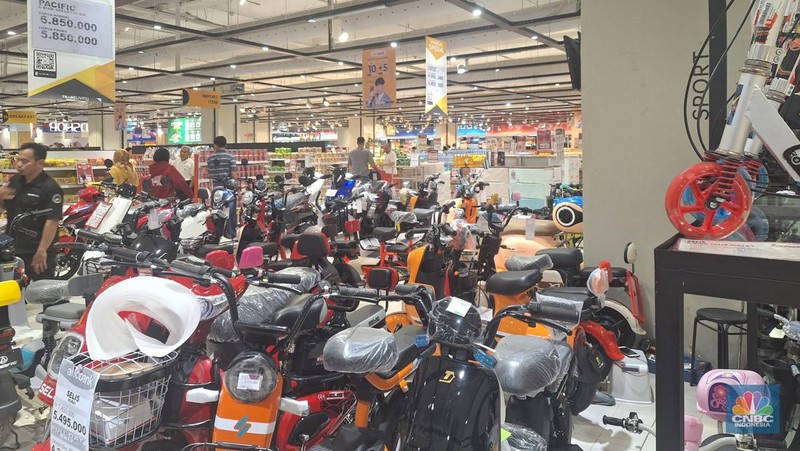 Suasana penjualan sepeda listrik saat berlangsungnya Full Day Sale di Transmart Kota Kasblank, Jakarta, Minggu (19/11/2023). (CNBC Indonesia/Khoirul Anam)