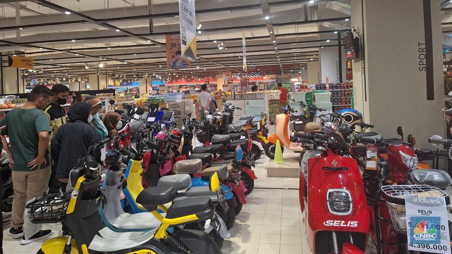 Suasana penjualan sepeda listrik saat berlangsungnya Full Day Sale di Transmart Kota Kasblank, Jakarta, Minggu (19/11/2023). (CNBC Indonesia/Khoirul Anam)