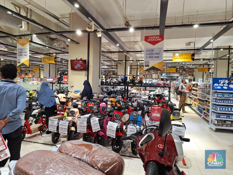 Suasana penjualan sepeda listrik saat berlangsungnya Full Day Sale di Transmart Kota Kasblank, Jakarta, Minggu (19/11/2023). (CNBC Indonesia/Khoirul Anam) Suasana penjualan sepeda listrik saat berlangsungnya Full Day Sale di Transmart Kota Kasblank, Jakarta, Minggu (19/11/2023). (CNBC Indonesia/Khoirul Anam)