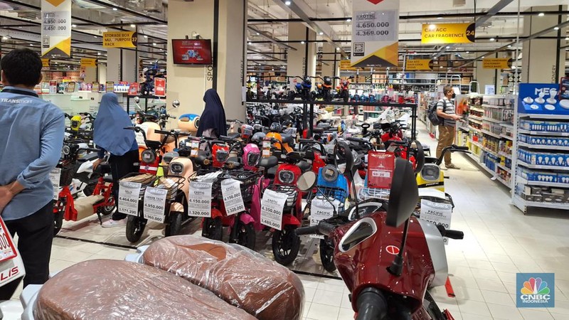 Suasana penjualan sepeda listrik saat berlangsungnya Full Day Sale di Transmart Kota Kasblank, Jakarta, Minggu (19/11/2023). (CNBC Indonesia/Khoirul Anam)