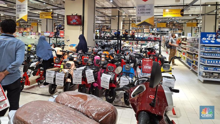 Suasana penjualan sepeda listrik saat berlangsungnya Full Day Sale di Transmart Kota Kasblank, Jakarta, Minggu (19/11/2023). (CNBC Indonesia/Khoirul Anam)