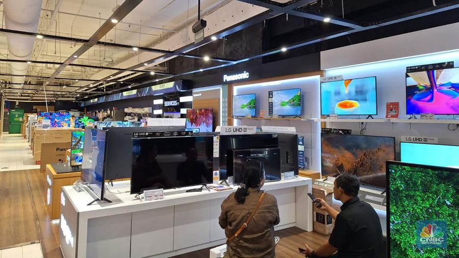 Suasana penjualan televisi saat berlangsungnya Full Day Sale di Transmart Kota Kasblank, Jakarta, Minggu (19/11/2023). (CNBC Indonesia/Khoirul Anam)