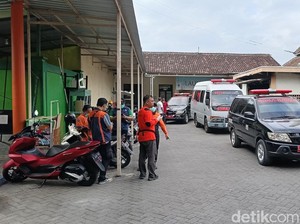 11 Ambulans Pemkot Surabaya Jemput Jenazah Korban Tertabrak KA di Lumajang