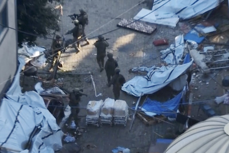Militer Israel merilis video dari dalam terowongan yang kini terkuak di kompleks Rumah Sakit Al-Shifa di Kota Gaza. (via REUTERS/ISRAEL DEFENSE FORCES)