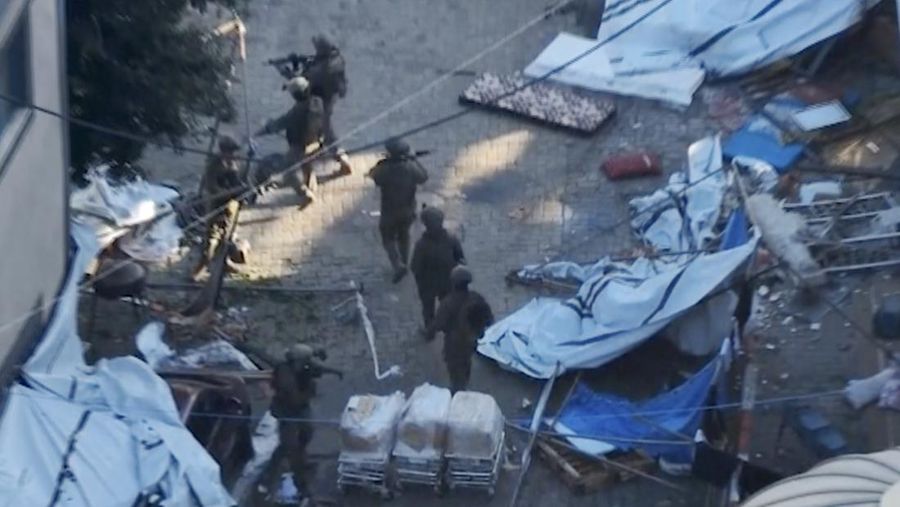 Militer Israel merilis video dari dalam terowongan yang kini terkuak di kompleks Rumah Sakit Al-Shifa di Kota Gaza. (via REUTERS/ISRAEL DEFENSE FORCES)