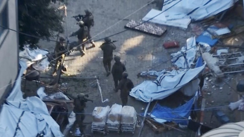 Militer Israel merilis video dari dalam terowongan yang kini terkuak di kompleks Rumah Sakit Al-Shifa di Kota Gaza. (via REUTERS/ISRAEL DEFENSE FORCES)