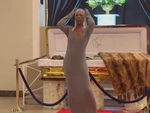 Desainer Meninggal, Model Viral Fashion Show di Rumah Duka & Depan Jenazah