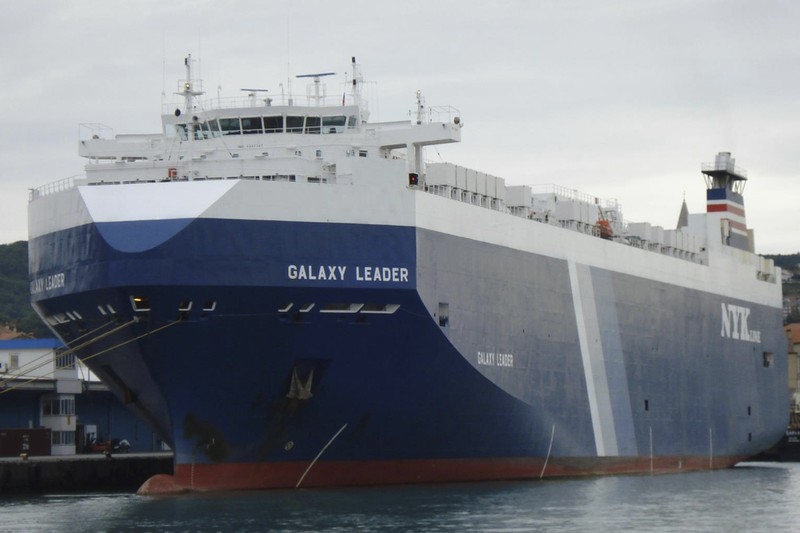 Galaxy Leader terlihat di pelabuhan Koper, Slovenia pada 16 September 2008. Pemberontak Houthi Yaman menyita kapal kargo yang berhubungan dengan Israel di rute pelayaran penting Laut Merah pada Minggu, 19 November 2023, kata para pejabat, sambil mengambil alih dua lusin awak kapal disandera dan menimbulkan kekhawatiran bahwa ketegangan regional yang meningkat akibat perang Israel-Hamas akan berdampak pada front maritim baru. Galaxy Leader terlihat di pelabuhan Koper, Slovenia pada 16 September 2008. Pemberontak Houthi Yaman menyita kapal kargo yang berhubungan dengan Israel di rute pelayaran penting Laut Merah pada Minggu, 19 November 2023, kata para pejabat, sambil mengambil alih dua lusin awak kapal disandera dan menimbulkan kekhawatiran bahwa ketegangan regional yang meningkat akibat perang Israel-Hamas akan berdampak pada front maritim baru. (AP Photo/Kristijan Bracun/File Foto)