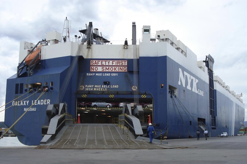 Galaxy Leader terlihat di pelabuhan Koper, Slovenia pada 16 September 2008. Pemberontak Houthi Yaman menyita kapal kargo yang berhubungan dengan Israel di rute pelayaran penting Laut Merah pada Minggu, 19 November 2023, kata para pejabat, sambil mengambil alih dua lusin awak kapal disandera dan menimbulkan kekhawatiran bahwa ketegangan regional yang meningkat akibat perang Israel-Hamas akan berdampak pada front maritim baru. Galaxy Leader terlihat di pelabuhan Koper, Slovenia pada 16 September 2008. Pemberontak Houthi Yaman menyita kapal kargo yang berhubungan dengan Israel di rute pelayaran penting Laut Merah pada Minggu, 19 November 2023, kata para pejabat, sambil mengambil alih dua lusin awak kapal disandera dan menimbulkan kekhawatiran bahwa ketegangan regional yang meningkat akibat perang Israel-Hamas akan berdampak pada front maritim baru. (AP Photo/Kristijan Bracun/File Foto)