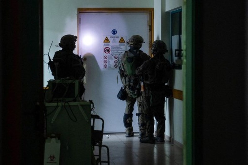 Militer Israel merilis video dari dalam terowongan yang kini terkuak di kompleks Rumah Sakit Al-Shifa di Kota Gaza. (via REUTERS/ISRAEL DEFENSE FORCES) Militer Israel merilis video dari dalam terowongan yang kini terkuak di kompleks Rumah Sakit Al-Shifa di Kota Gaza. (via REUTERS/ISRAEL DEFENSE FORCES)